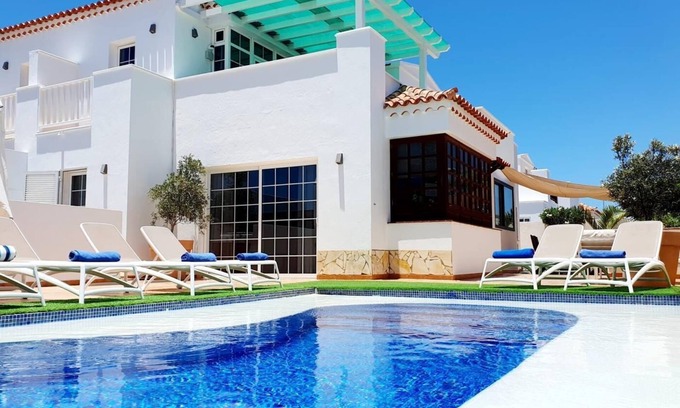 Costa Adeje Villa | Casa Tauro ubicada en el pueblo costero de La Caleta, sur de Tenerife