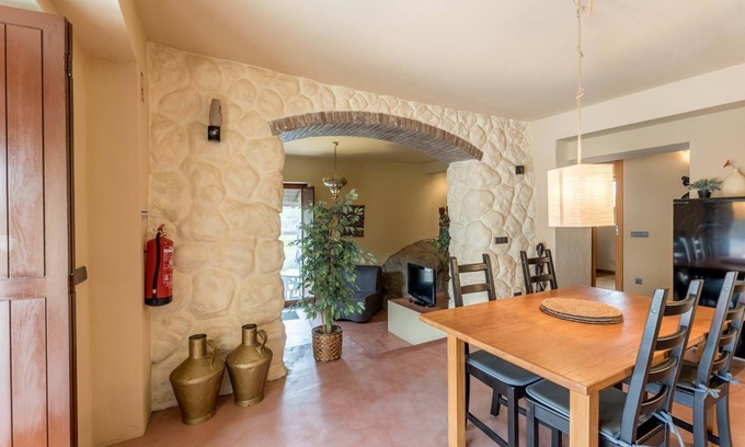 Castelo de Vide Apartamento | Casa Terra is nestled on the edge of an olive farm with a swimming pool