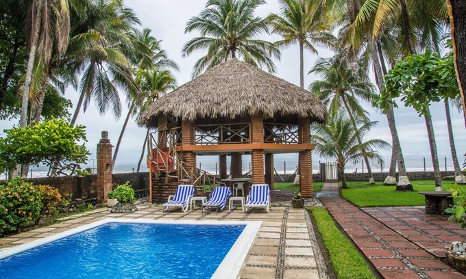 El Zonte Casa | Casa Tia Tita - El Zonte - Propiedad Especial Frente a la Playa
