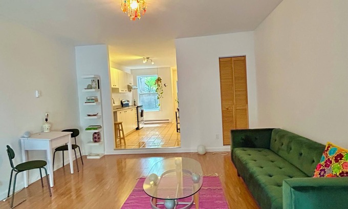 Mile-Ex Apartamento | Casa Tierra: Minimalist Garden Apartment in Mile-Ex