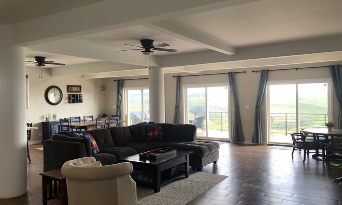 Playas de Rosarito Casa | Casa Tranquila Puerto Nuevo con vista al mar y montaña que tiene capacidad para 20