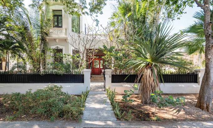 Zona Paseo Montejo Casa | CASA TUUT the only on Paseo de Montejo with 20m pool & gym!