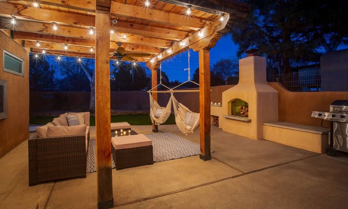 Alamedan Valley Casa | CASA de Los Ranchos 4BR/2BA North Valley Greenbelt, Trails, Shopping & Dining.