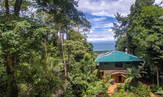 Ballena Casa | Casa Uvita: bosque tropical y vistas al mar, casa ecológica