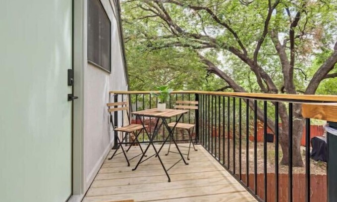 Riverside Apartamento | Casa Verde: A Studio Retreat 5 Minutes to Downtown