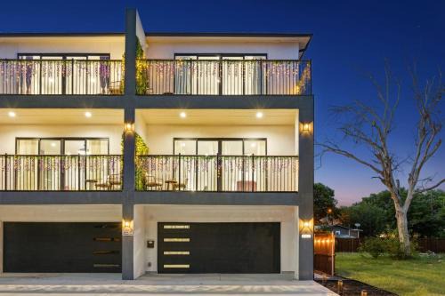 West Dallas Villa | Casa Verde Balcony Sleeps 10 4BR Free Prkg