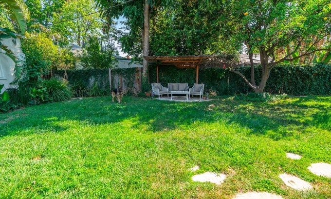 Valley Glen Casa | Casa Verde Idyllic 40's Valley Bungalow Lush Garden jacuzzi and Sauna
