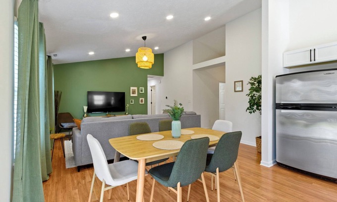 Indianapolis Casa | Casa Verde -Single-Story, Huge backyard, Baby crib