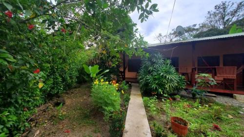 Cahuita Casa | CASA VERO CAHUITA, A 100 M. DEL PARQUE NACIONAL
