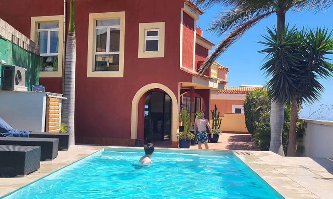 Buzanada Villa | Mega Villa 430m2 | PISCINA CLIMATIZADA | WiFi | 5 habitaciones | Impresionantes vistas al mar / volcán |