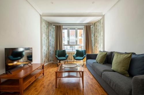 Gros Apartamento | Casa Zurriola Beach! - Surf, eat and relax!