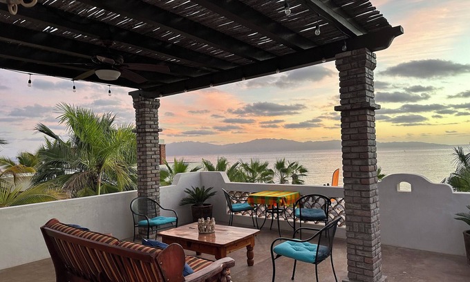El Sargento Casa | Frente a la playa 1BD / 1BA-Justo al norte de Sandy Rasta beach-Private-expansivos patios- $ 175