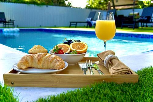 Allapattah Casa | CasaMia Only 10 min to Wynwood with New Pool, Bikes, Parking and Privacy