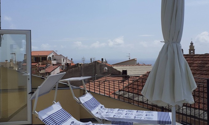 Poggi Apartamento | CasaRina Panoramic Terrace from the Mountains to the Sea