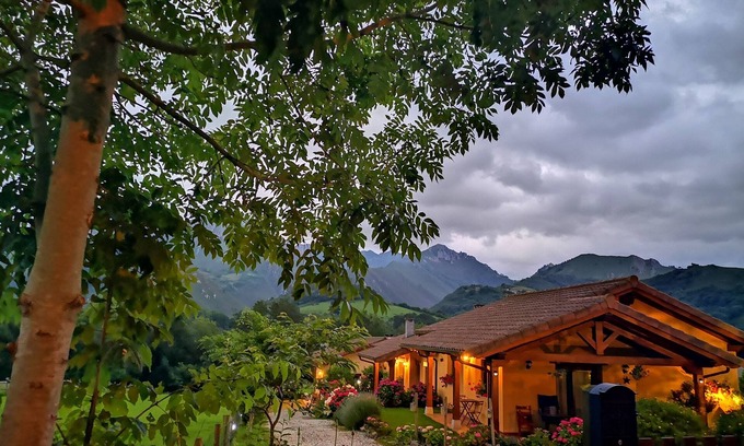 Peruyes Chalet De Esquí | Casas Rurales Entre Castaños. 8 personas.2 casas entre el mar y la montaña.