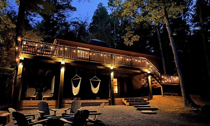 Mount Jackson Cabina | CasaSOL! Unique, Trendy & Stylish Cabana w/ Fireplace, Skylight & Deck at Bryce