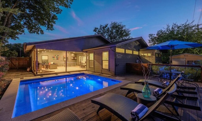 Bouldin Casa | CASA VILLA: PISCINA, 12 Camas (6 Reinas, 6 Gemelas), 5 Habitaciones, 3 Baños Completos, Casa