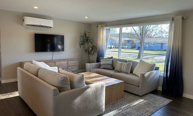 Southeast Eugene Casa | Cascade Cottage: Comfy & Cozy, family friendly, close to dining, parks, wineries