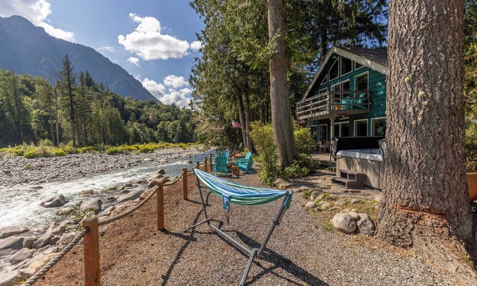 Gold Bar Casa | Cascade Jewel - gorgeous, remodeled w/ expansive mountain views, hot tub, master suite