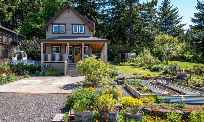 Cascade Locks Cabaña | Cascade Locks Downtown Cottage, Sauna, Walk to Downtown, Dry Creek Trailhead