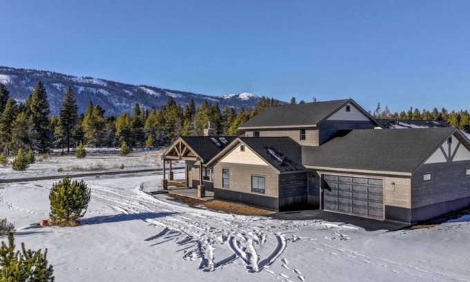 Donnelly Casa | Cascade Pines Lake House - Mountain Views - Sauna - EV Charger