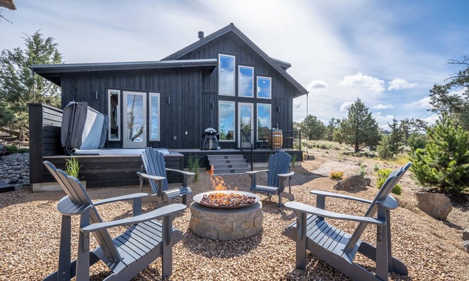 Powell Butte Casa | Cascade Vista │Golf Cart + E-bikes I Sleeps 4+ 2 kids I Hot Tub