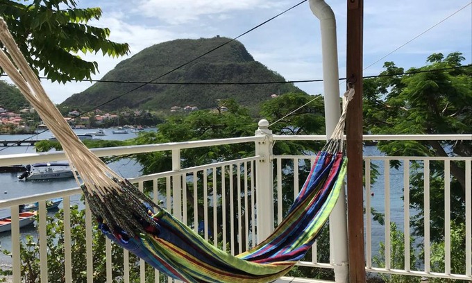 Terre-de-Haut Casa | Case à Lili, joli haut de villa face à la mer dans le bourg.