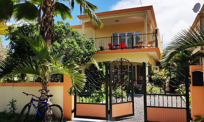 Beau Champ Casa | Villa Latanier: Dos habitaciones, sala, cocina privada y balcones.