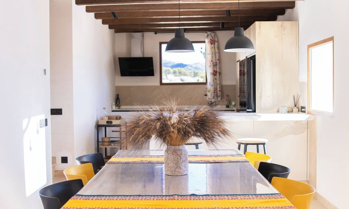 Onil Cabaña | Caseta Blanca, located in Onil, Alicante.