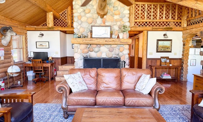 Stanley Cabina | Casino Pines - on the bank of the Salmon River!