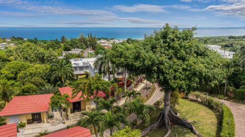 Puntas Apartamento | Casita 2 at Ceiba Tree Inn. Tranquility with Garden Views and Pergola with Ocean Overlook