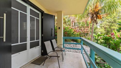 Puntas Apartamento | Casita 3 at Ceiba Tree Inn. Tranquility with Garden Views and Pergola with Ocean Overlook