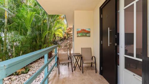 Puntas Apartamento | Casita 4 at Ceiba Tree Inn. Tranquility with Garden Views and Pergola with Ocean Overlook