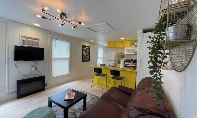 Northwest Los Angeles Heights Casa | Casita Arte in amazing San Antonio with AC, WiFi