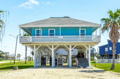 San Luis Casa | Casita at the Pass - Cute Beach Getaway, Filtered Views of Gulf and Bay!