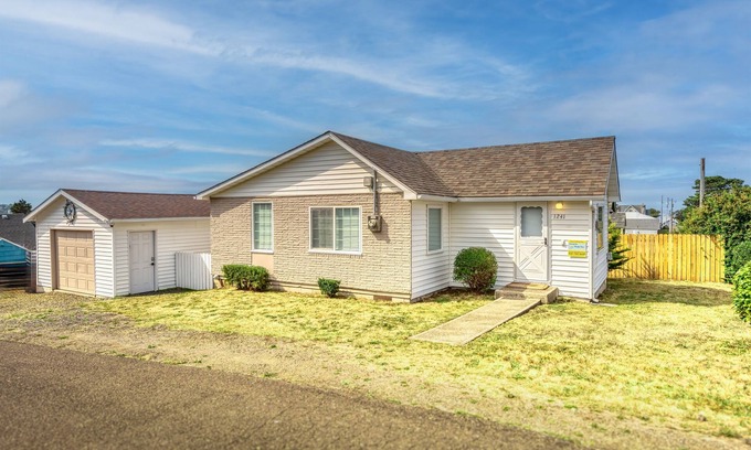 Lincoln City Cabaña | Casita Del Mar | Walk to Beach + Game Room Fun