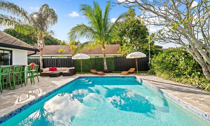 Delray Beach Casa | Casita Delray Oasis: 4BR with Pool, BBQ, Firepit, Pool Table