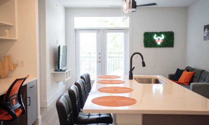 Milwood Apartamento | Casita Longhorn - 10 mins from Q2 - Boats for Rent