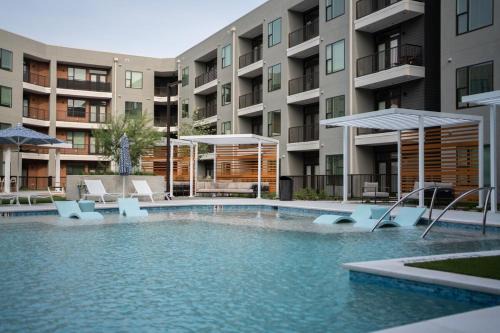 McNeil Apartamento | Casita Longhorn Near Q2, Domain - Pool Access