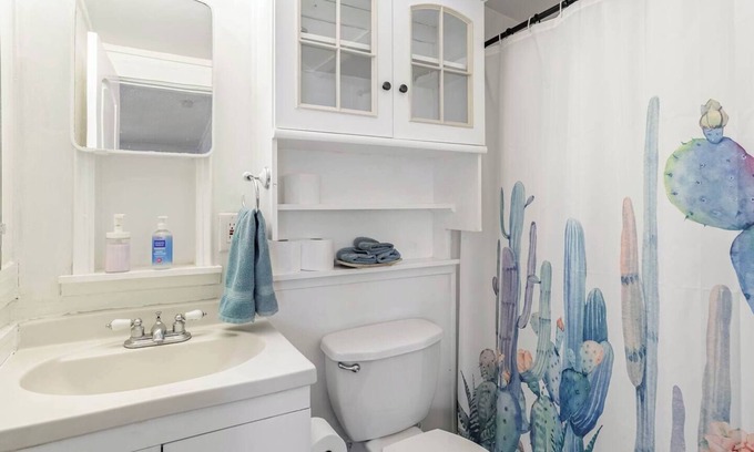 Northwest Los Angeles Heights Casa | Casita Malbec near downtown San Antonio