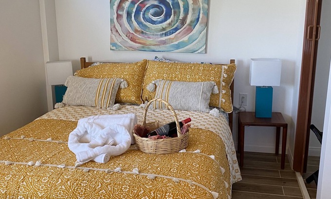 Vista Cabaña | Casita w/Mountain Views, kitchenette, bathroom,queen bed, 20 min to the beach