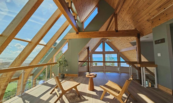 Northern Bruce Peninsula Cabaña | Casolena Lakehouse: Cottage with Panoramic Lake View for a Peaceful Retreat