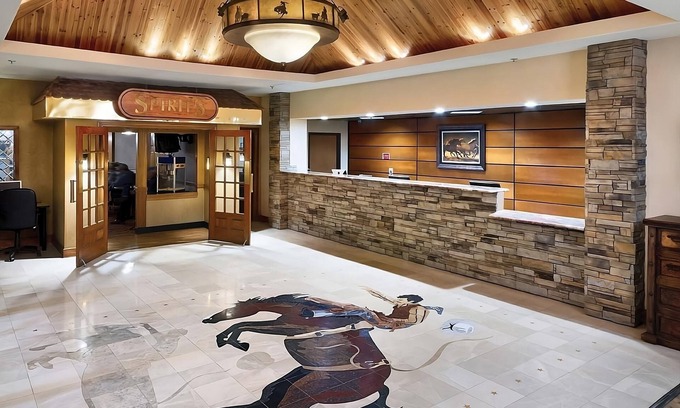 Casper Casa | Casper Getaway! 2 Convenient Units, Free Breakfast, Indoor Pool, Bar