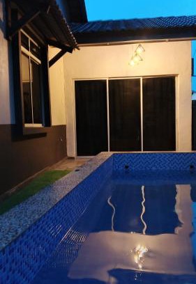 Gua Casa | CaSSa ArDiNA Homestay With Pool
