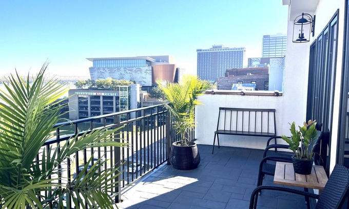 West Main Historic District Apartamento | Cassius Quarters@The713! Downtown, large, upscale suite w/private balcony