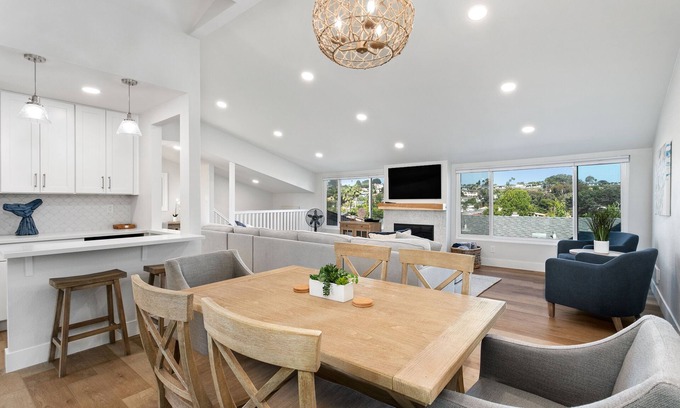 Solana Beach Condominio | Cast-a-Waves- Vacation in Style near Beach, Pool, Spa, Restaurants