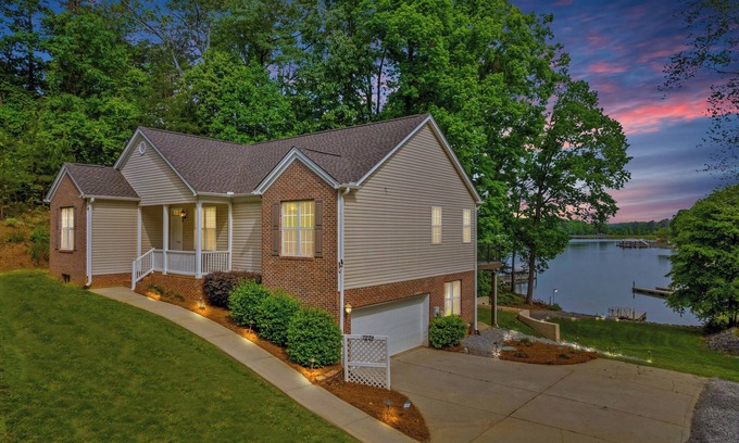 Lake Norman of Catawba Casa | Castaway Cove Lake Norman NC - Beautiful Lake Front Vacation Home!