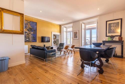 Sao Cristovao e Sao Lourenco Apartamento | Castelo Design Aparment W/Balcony & Super View by LovelyStay
