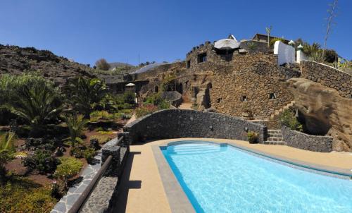 Tias Apartamento | Castillo Lanzarote Villa Bentley - Luxury Villa -sleep in a volcanic cave