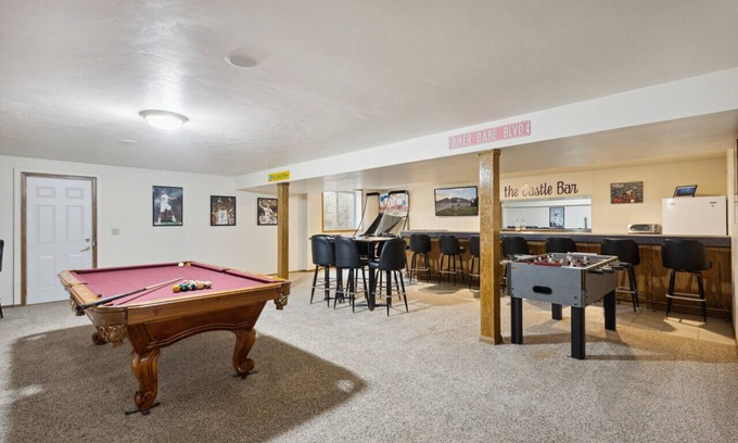 Ashwaubenon Casa | Castle at Castlebar- Bar/Game room- Draft Rental